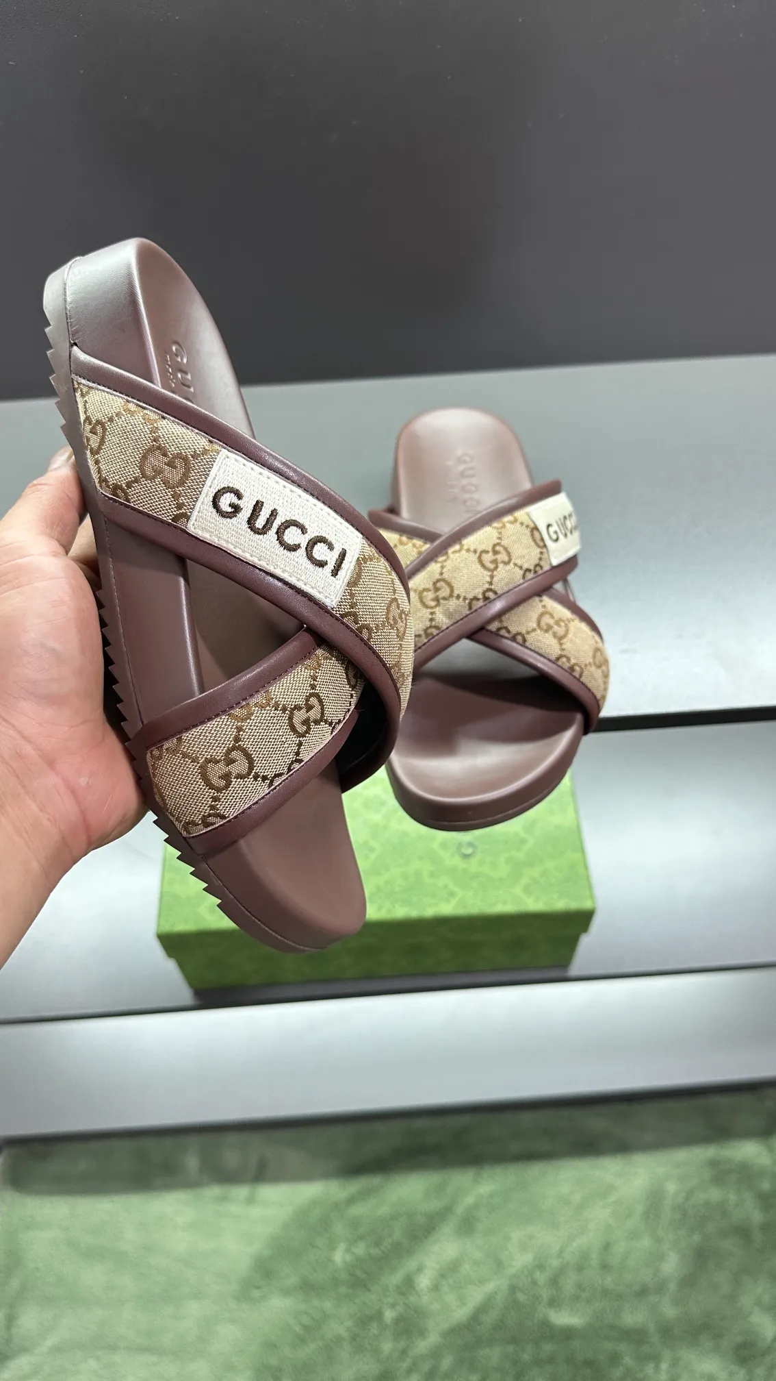 [G Family Couple Style] P: 300💰Female size 36~40 Men's size 39~45, (46. Custom-made Unisex GG slippers This slipper is made of GG polyester fiber and is decorated with a Gucci label on the front, adding a striking logo feel to the style. Beige GG recycled polyester fiber Unisex leather trim "Gucci Made in Italy" embroidered label Rubber sole Flat Made in Italy